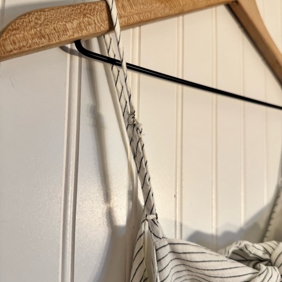 Lulus Women’s Coastal Air White Striped Tie-Back Culotte Jumpsuit Size Medium - Picture 8 of 16